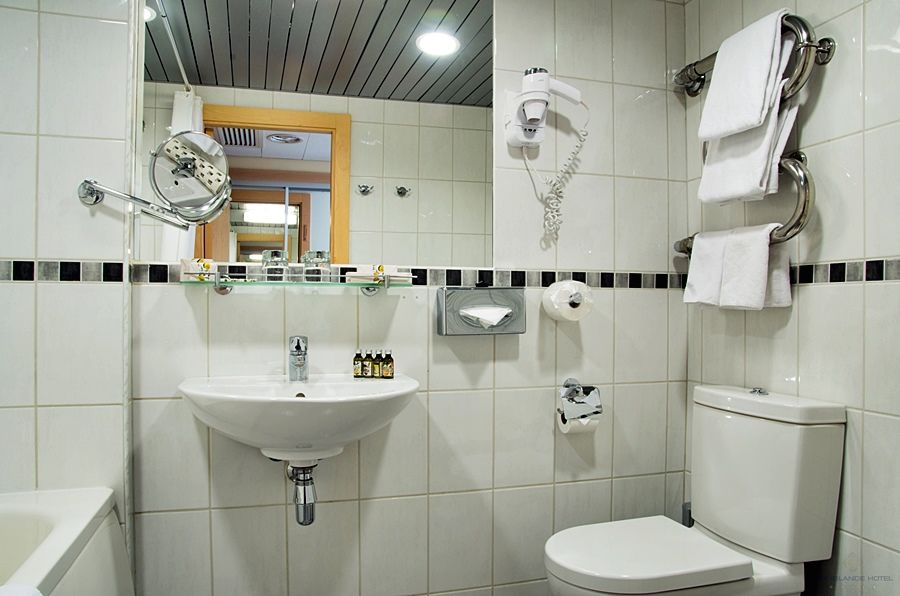 Riga Islande Hotel With Free Parking Bagian luar foto